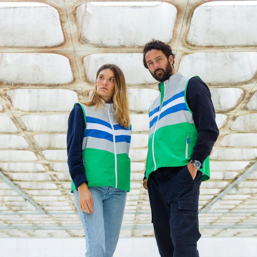 Vu du modèle vert unisexe du gilet impermeable et reflechissant Le Temps des Grenouilles