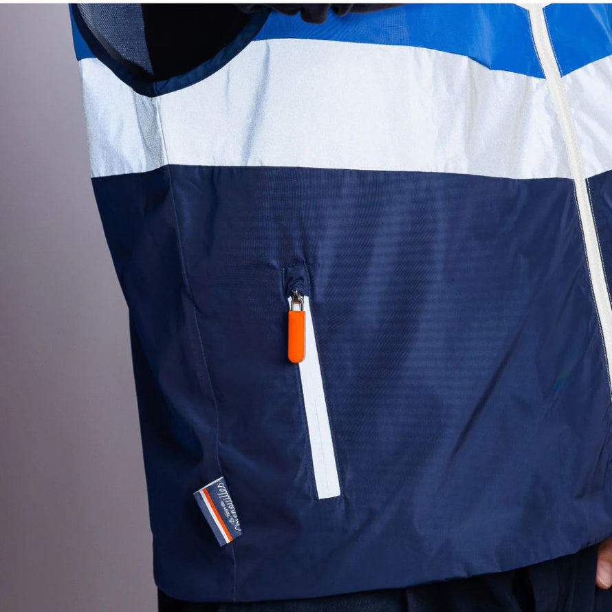 Vue de la poche zippée de la veste impermeable et reflechissante Le Temps des Grenouilles
