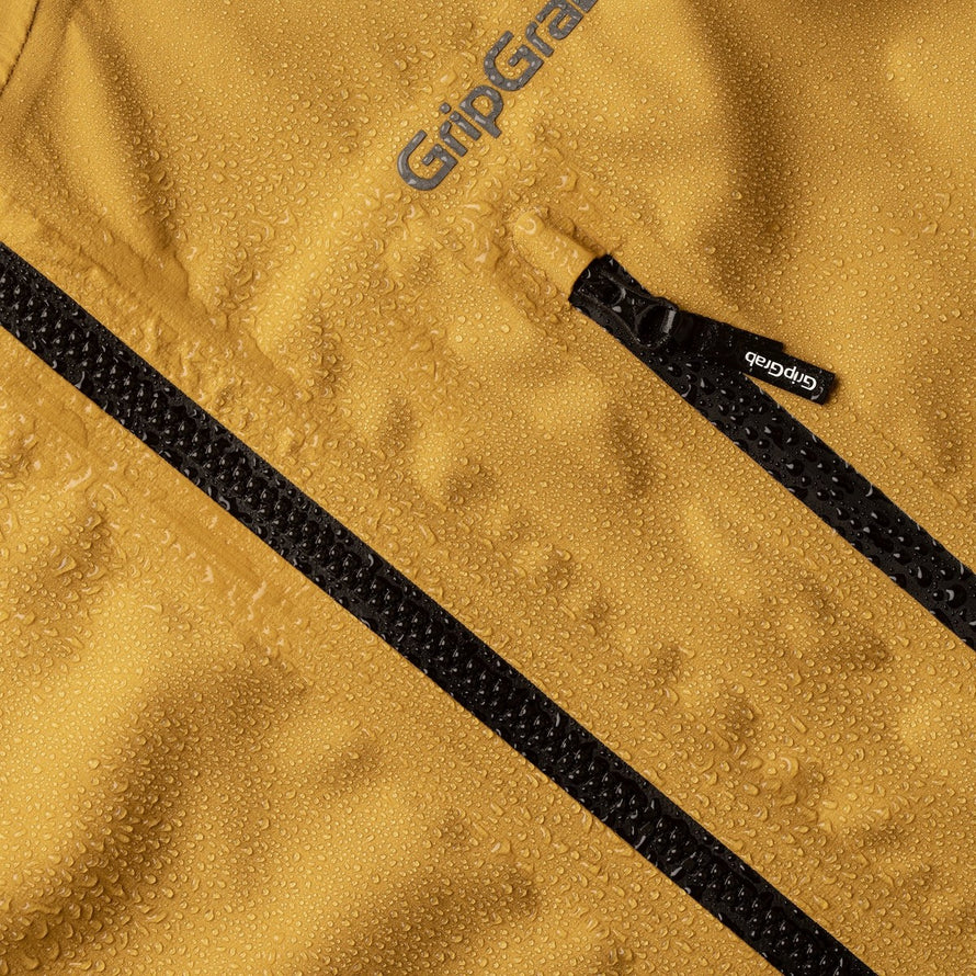Détail fermeture éclair étanche veste vélo imperméable Explr GripGrab jaune pour protection pluie cycliste