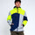 Veste Urban Circus Repop bleu, gris et jaune portée en pleine journée pour les déplacements à vélo.