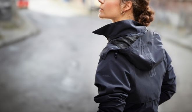 Pioggia e umidità sono nemiche del comfort ciclistico, ma anche degli oggetti elettronici e degli oggetti che portiamo con noi. Come distinguere la resistenza alla pioggia e l'impermeabilità dei prodotti?