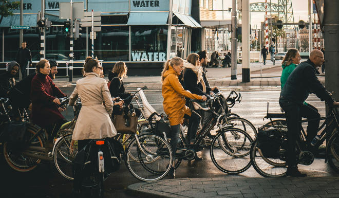 Wie man sich für die Fahrt zur Arbeit mit dem Fahrrad richtig anzieht: Tipps fürs Bike-to-Work