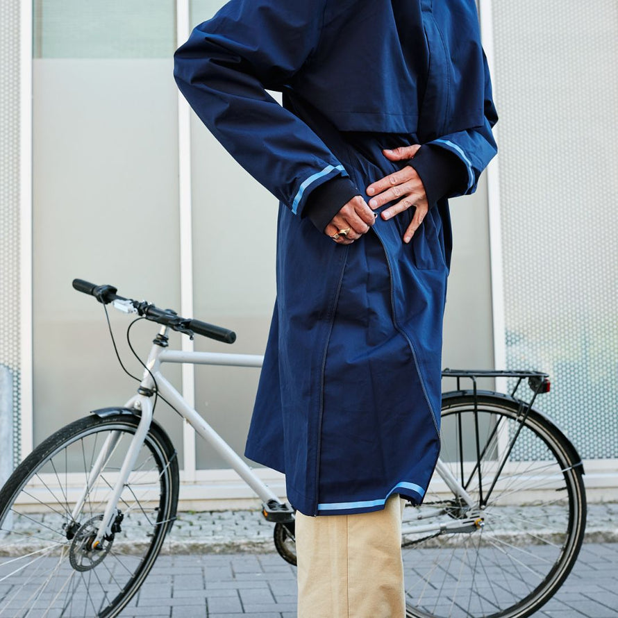 Gros plan sur la veste Imbris marine, détail du tissu et de la coupe élégante avec poches fonctionnelles.