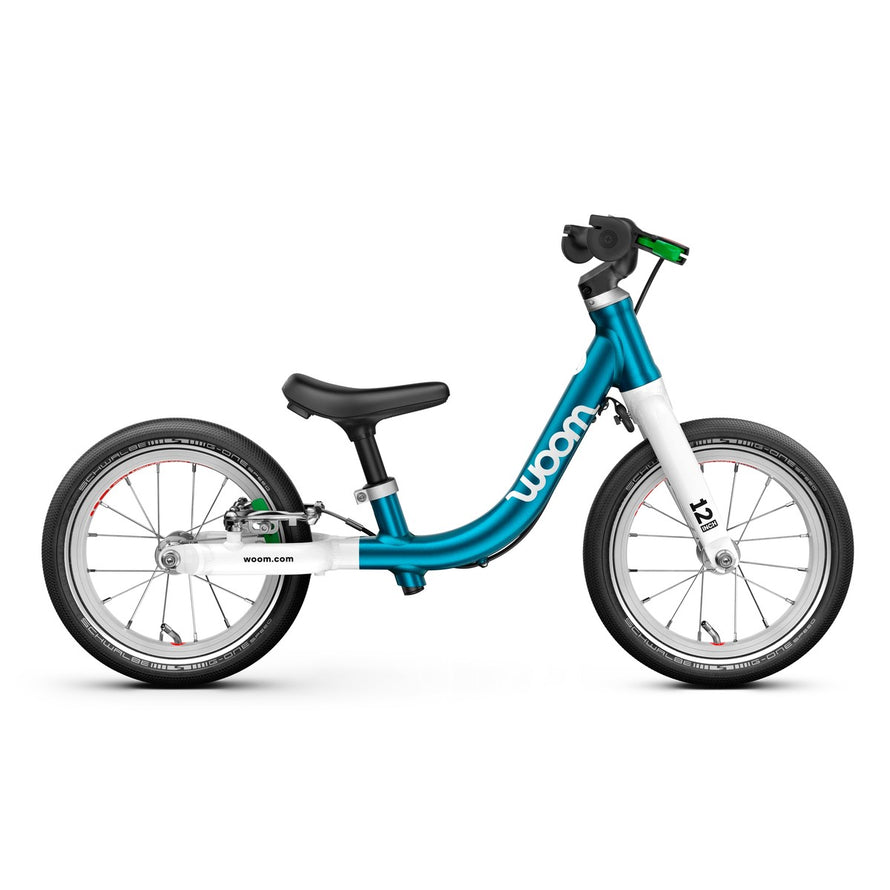 Draisienne Woom GO 1 bleu blanc pour enfants de 18 mois a 3.5 ans avec cadre leger et frein a main ergonomique