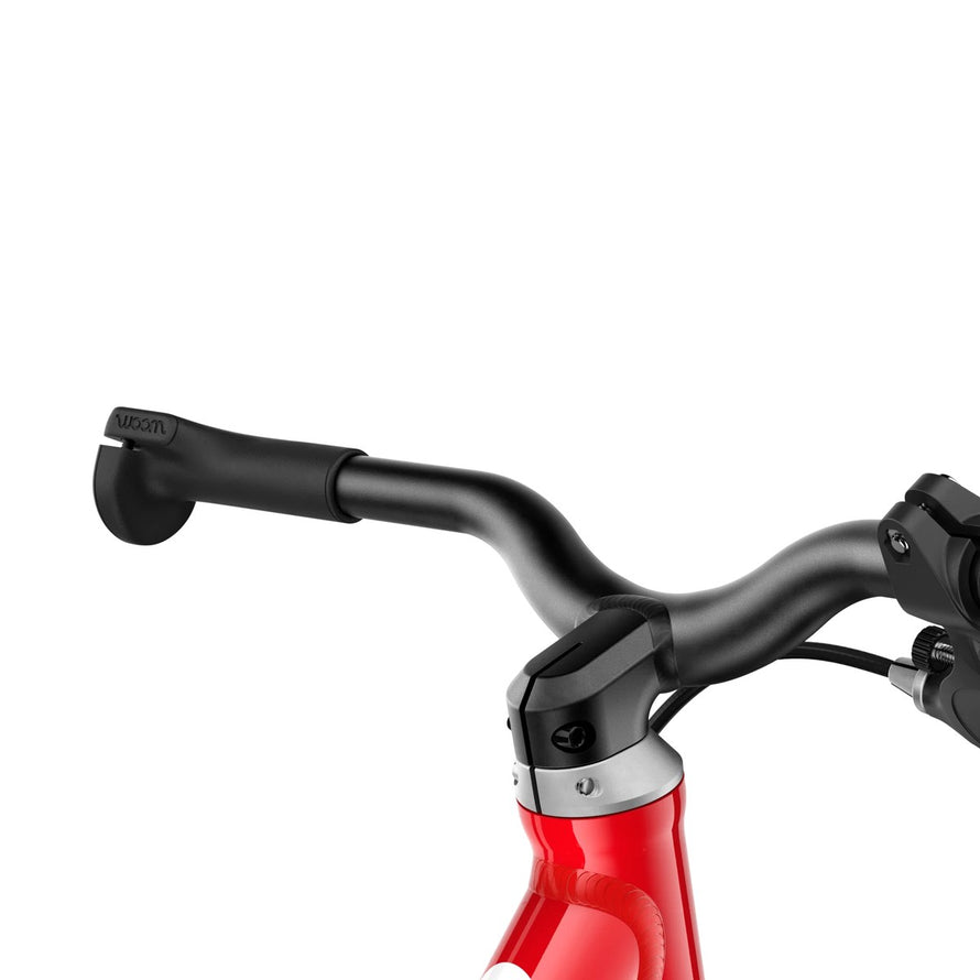Guidon noir ergonomique sur draisienne rouge Woom GO 1 pour enfants de 18 mois à 3.5 ans
