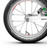 Gros plan roue avant blanche draisienne Woom GO 1 pour enfants 18 mois a 3.5 ans avec pneu Schwalbe