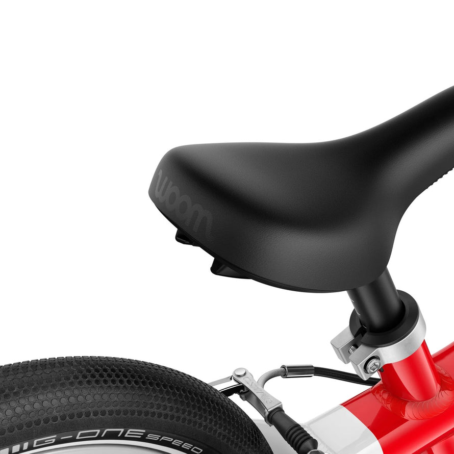 Selle noire ergonomique sur draisienne rouge Woom GO 1 pour enfants de 18 mois a 3.5 ans