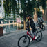 Enfant de 6 a 8 ans roulant sur velo woom explore 4 20 pouces rouge en milieu urbain avec casque