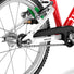 Detail de la chaine et du cadre blanc du velo enfant Woom 4-6 ans modele GO 3 avec protection