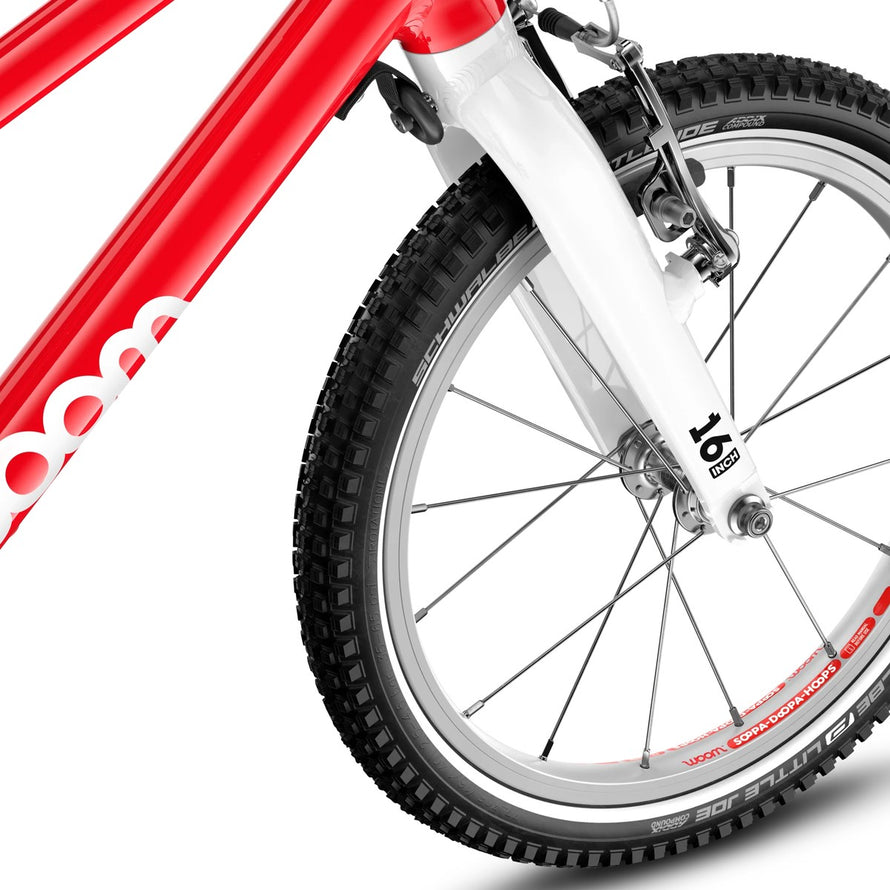 Roue avant 16 pouces du velo enfant Woom GO 3 pour 4-6 ans avec cadre rouge et blanc robuste