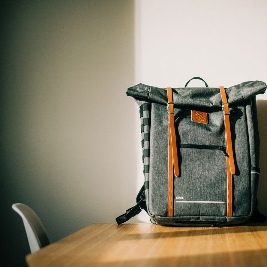Sac à dos convertible Zefal Urban Backpack gris avec sangles marron, idéal pour vélo et usage urbain